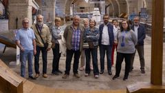 Los suscriptores de La Voz posan con la guía del recorrido, Arantxa Muíños. 