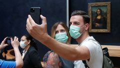 Una pareja, en el Louvre