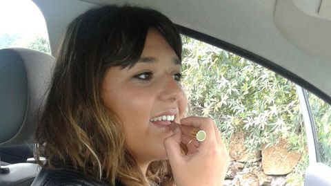 Joven maquill�ndose en el coche.Joven maquill�ndose en el coche