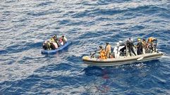 Dotaci�n de la F-101 auxiliando a inmigrantes en el mar de Albor�n.