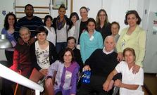 Los siete j�venes que participan en el programa con residentes y personal del centro geri�trico lalinense.