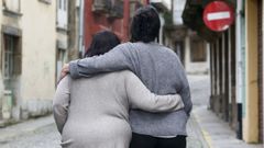 María y Judith, en la calle de la Merced, donde abre sus puertas el Grupo 24 horas de Alcohólicos Anónimos