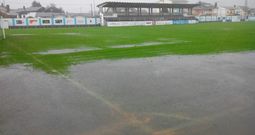 As� de anegado estaba el c�sped del Pepe Barrera cuando a finales de noviembre se suspendi� el encuentro Ribadeo-Bertamir�ns.
