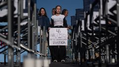 Manifestantes durante la concentraci�n convocada por la Asociaci�n de V�ctimas del Descarrilamiento de Adamuz frente al Congreso