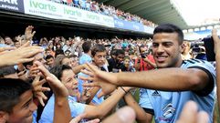 Rafinha, rodeado de aficionados el d�a de su presentaci�n en el Celta
