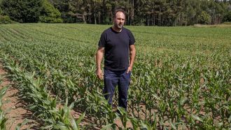 El agricultor Jos� Antonio Mu��o en una de sus plantaciones de ma�z en O Val, Nar�n