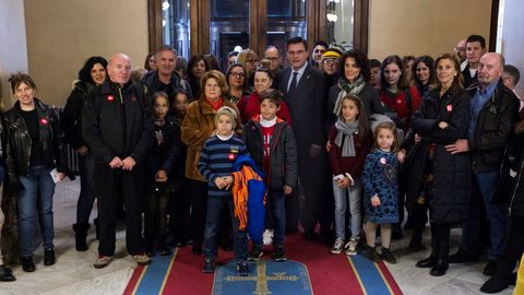 El presidente del parlamento asturiano Pedro Sanjurjo Gonz�lez (c), ha recibido hoy a los visitantes que se han acercado a conocer la Junta General en la segunda sesi�n de las jornadas de puertas abiertas que celebra la instituci�n hasta el domingo