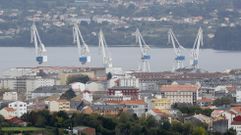 Vista de inmuebles del Ensanche y Esteiro, con las gr�as de Navantia al fondo.