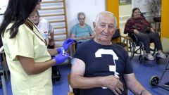 Los residentes del centro de mayores de Ribeira fueron los primeros de la comarca en recibir las dos vacunas