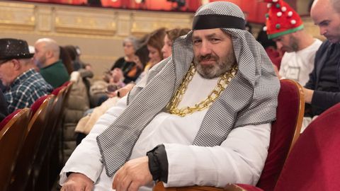 Un hombre con vestimenta oriental, sentado en el Teatro Real