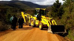 Una m�quina abri� dos grandes zanjas en la pista
