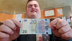 El gerente del restaurante O Verxel de A Picota Samuel Fern�ndez muestra el billete falsificado con el que les dieron el pego. Al observar con detalle la banda hologr�fica de la derecha pueden apreciarse anomal�as, pero con el traj�n diario del trabajo en el local ni se enteraron.