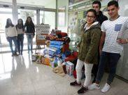 La recogida de ayuda humanitaria en el instituto de A Illa se inscribe en el programa Voz Natura.