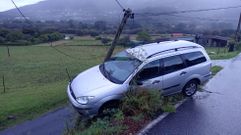 Situacin en la que qued el vehculo tras sufrir la salida de va en la carretera a San Andrs de Teixido.