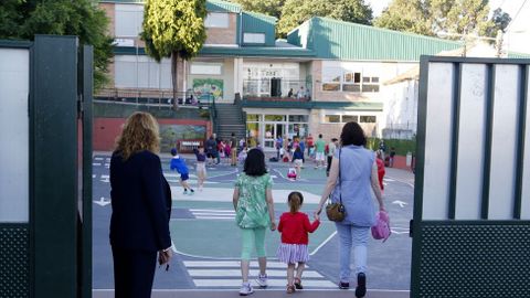 Esta federaci�n explic� que en los centros educativos p�blicos de Vigo esta sea, posiblemente, la opci�n mayoritaria y que, por tanto, durante hoy y ma�ana, las aulas de ese curso estar�n pr�cticamente vac�as.