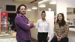 Carlos posa con sus empleadas en Next Restaurant. �l es un autodidacta en la restauraci�n, sector en el que se embarc� por una cuesti�n vocacional. �Tengo 23 a�os de experiencia laboral en distintos  �mbitos, trabaj� tanto de cocinero en estaciones de esqu� de Andorra como de embarcador en Barcelona. He tenido much�simos espacios de aprendizaje�, dice.