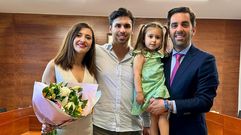 El alcalde de Oroso, lex Doval (derecha), en una de las bodas civiles que ofici en el consistorio