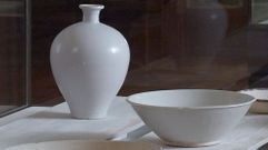 Piezas de cer�mica en una instalaci�n de Edmund de Waal en el Fitzwilliam Museum de Cambridge en el 2013