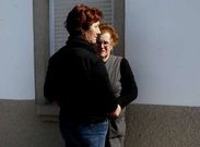 La t�a de Indalecio Mayo, al fondo, recibi� ayer las condolencias de sus vecinos de Muros.