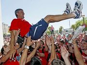 Quique Seti�n fue manteado por sus jugadores en Augas F�rreas