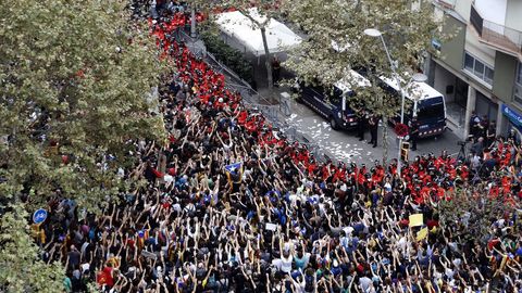 Jornada de Huelga en Catalu�a. Los mossos protegen la sede del PP en Barcelona