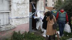 Los investigadores, ayer, accediendo a la vivienda en la que resid�a Judith para registrarla.