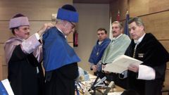 Acto de investidura de Emiliano Aguirre como Doctor Honoris Causa en el campus de Ferrol en el ao 2000.