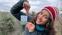 Mar�a Y��ez mostra unha das cartas que se utilizan no seu xogo �Cordadas. Trasnadas cami�o do cumio� 