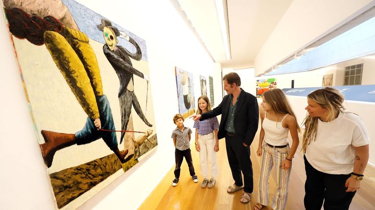 Francisco Mendes con su familia ante una de sus obras