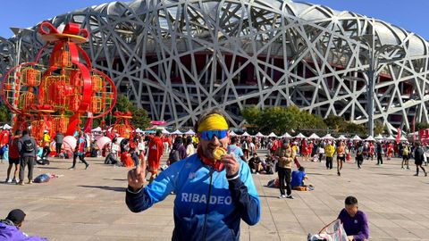 Suso L�pez, con el ch�ndal del Club Atletismo Ribadeo, muerde su medalla ante el estadio ol�mpico.