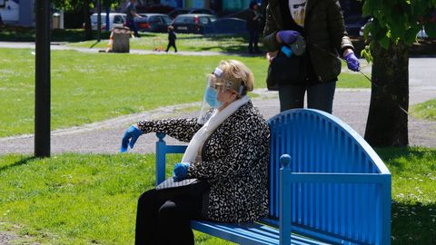 Gente paseando y tomando el sol por los jardines de A Coru�a