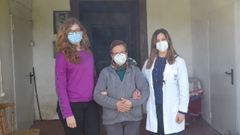 Un proyecto piloto en Vios. La vecina Concepci�n Barallobre es una de las personas que han visitado, dentro de este programa piloto, la terapeuta ocupacional Beatriz Ria�o y la t�cnica de Servizos Sociais Teresa Villaverde.