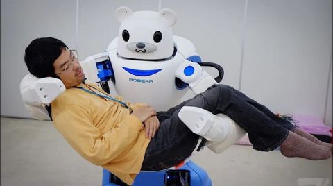 Robear es el oso robot que podría ayudar a enfermeras y cuidadores. Una de sus funciones destacadas es ayudar a pacientes con movilidad reducida.