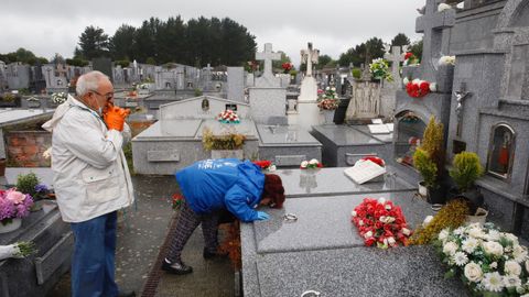 Jess Barreiro y Dulcina Chousa en el cementerio de San Froiln