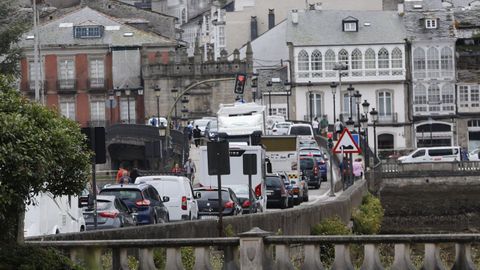 Atasco de tr&aacute;fico para cruzar Viveiro
