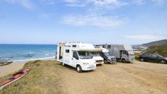 Tr�fico ayer en el entorno del arenal Os Ri�s, en Malpica.