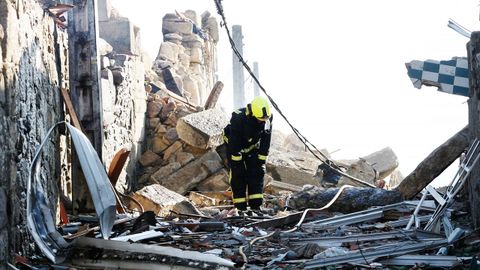 Primeros instantes de desolaci�n entre las viviendas destrozadas por la onda expansiva