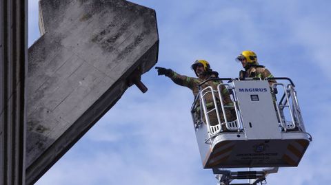Bomberos retiran cascotes del estadio de Riazor 