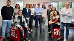 La nueva ejecutiva local del PSdeG-PSOE de Santiago, con Aitor Bouza, el nuevo secretario xeral, en el centro