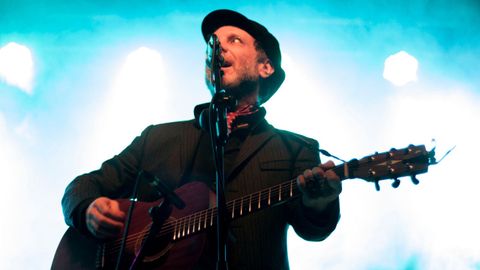 Jonathan Donahue interpreta una de las canciones de 'Deserter's Songs' en el Gij�n Sound Festival