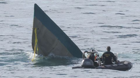 El narcosubmarino localizado entre Muxa y Camarias, el pasado mes de enero.