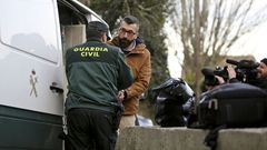 C�sar Adrio, llegando al juzgado custodiado por la Guardia Civil