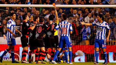 Velasco Carballo le muestra la tarjeta roja a Iago Aspas.