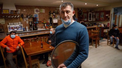 Miguel ngel, del bar O Cruce, afectado por el corte de agua, en una imagen de archivo.