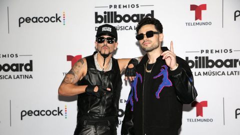 El artista puertorriqueo Yandel junto a un acompaante. 