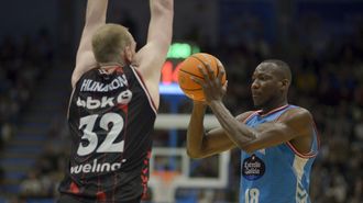 Jordan Sakho busca un compa�ero ante la oposici�n de Hlinason en el partido de la primera vuelta en el Pazo.