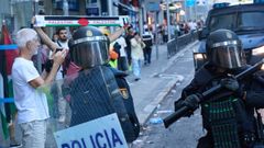 Cargas policiales a varias personas que protestaban a favor de Palestina en el final de la Vuelta, en Madrid.
