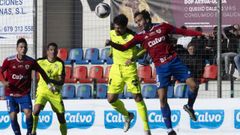Charly, en el aire, disputa un bal�n cuando era jugador del Berganti�os