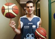 �lex Llorca, en el t�nel de vestuarios del Pazo antes del entrenamiento de ayer. 