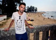 Miguel Chenlo, con la playa de As Sinas al fondo, donde el mi�rcoles rescat� a una ba�ista.